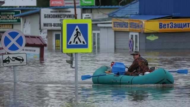 В результате наводнения в Приморье подтоплены более 4,3 тыс. домов, люди передвигаются на лодках