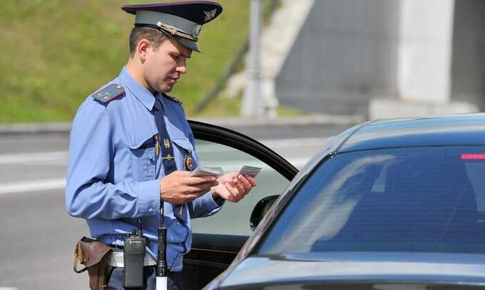 В Тюменской области полицейские задержали автомобиль с двумя детьми, у которых в багажнике лежал труп мужчины