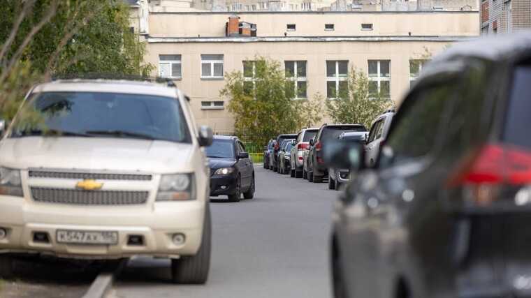 В Сургуте жители в конфликте с властями из-за штрафов за парковку на земельном участке для школы